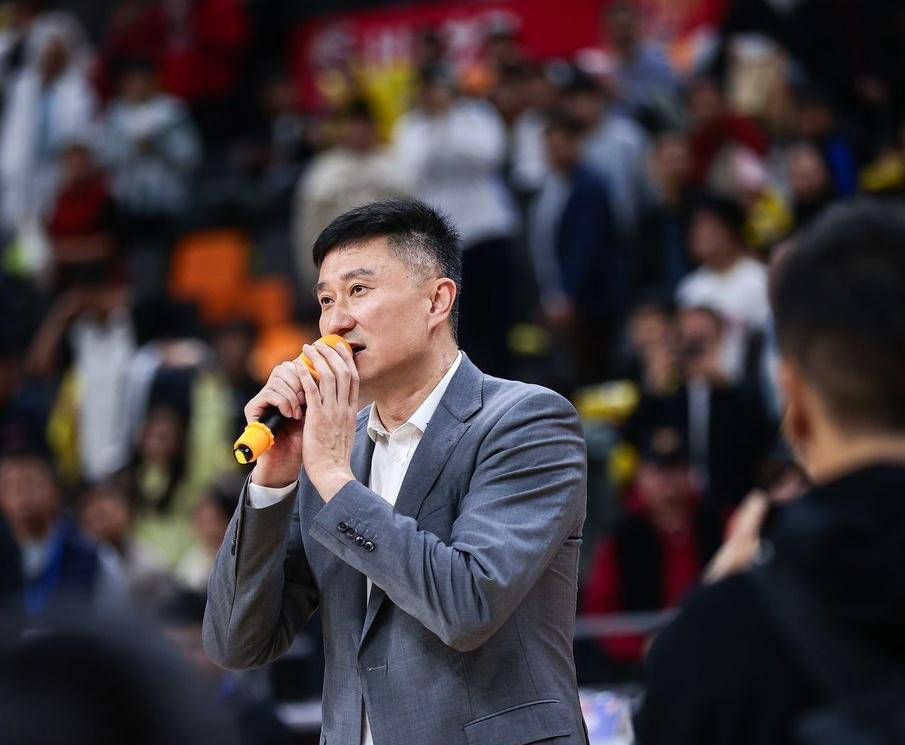 蒂姆在G2比赛中出色防守,领先优势明显引发热议! 蒂姆在G2比赛中出色防守,领先优势明显引发热议!